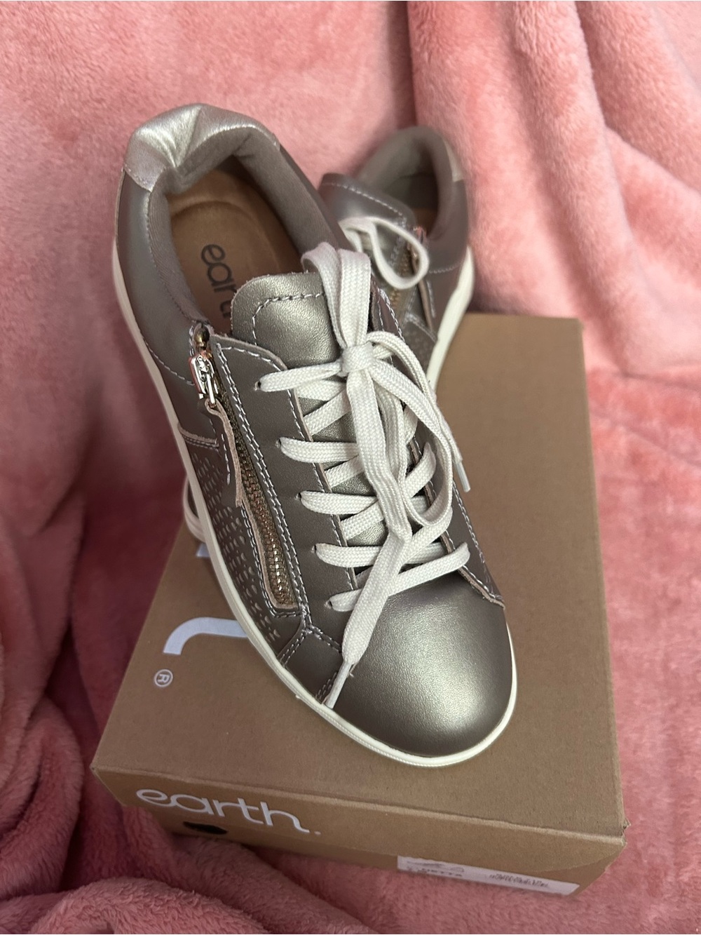Earth Women's Lace-Up Sneakers. Size 7. New.
